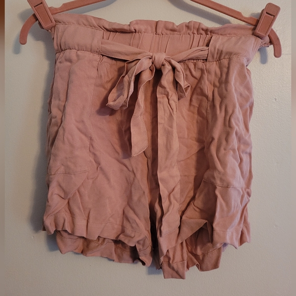 Flowy shorts with belt - Picture 1 of 3
